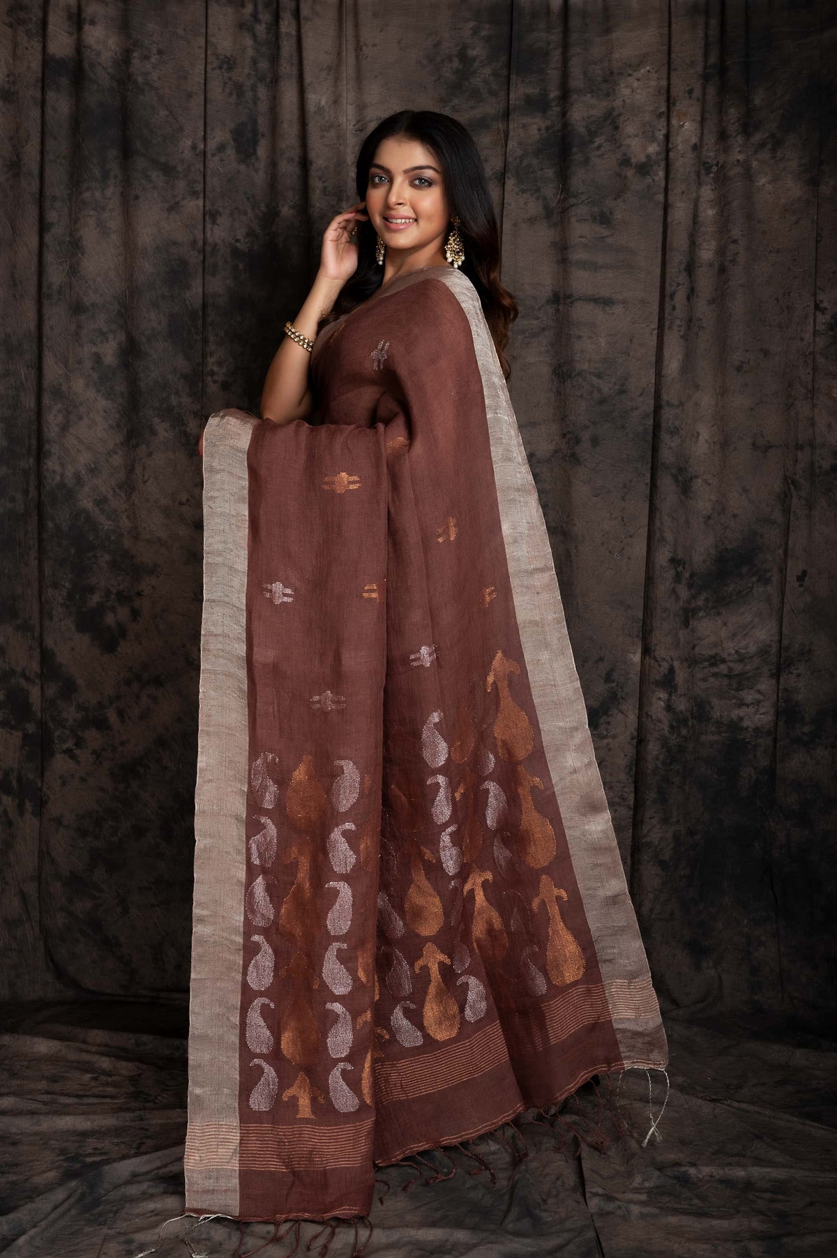 Linen Amm Kolka Jamdani In Brown Colour